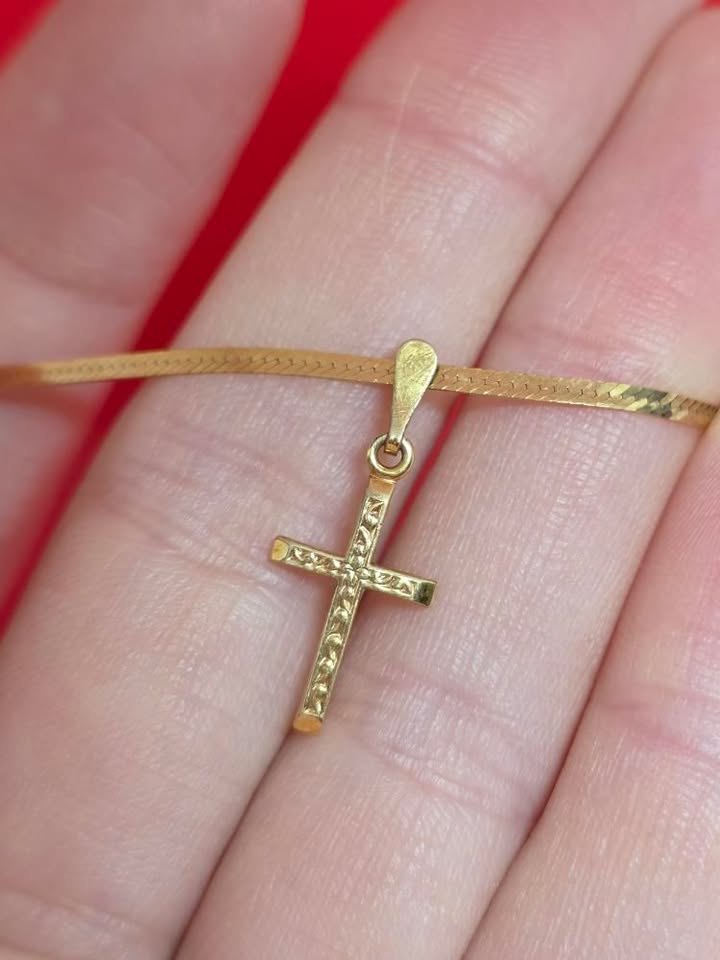 +9k gold bracelet featuring a delicate cross pendan