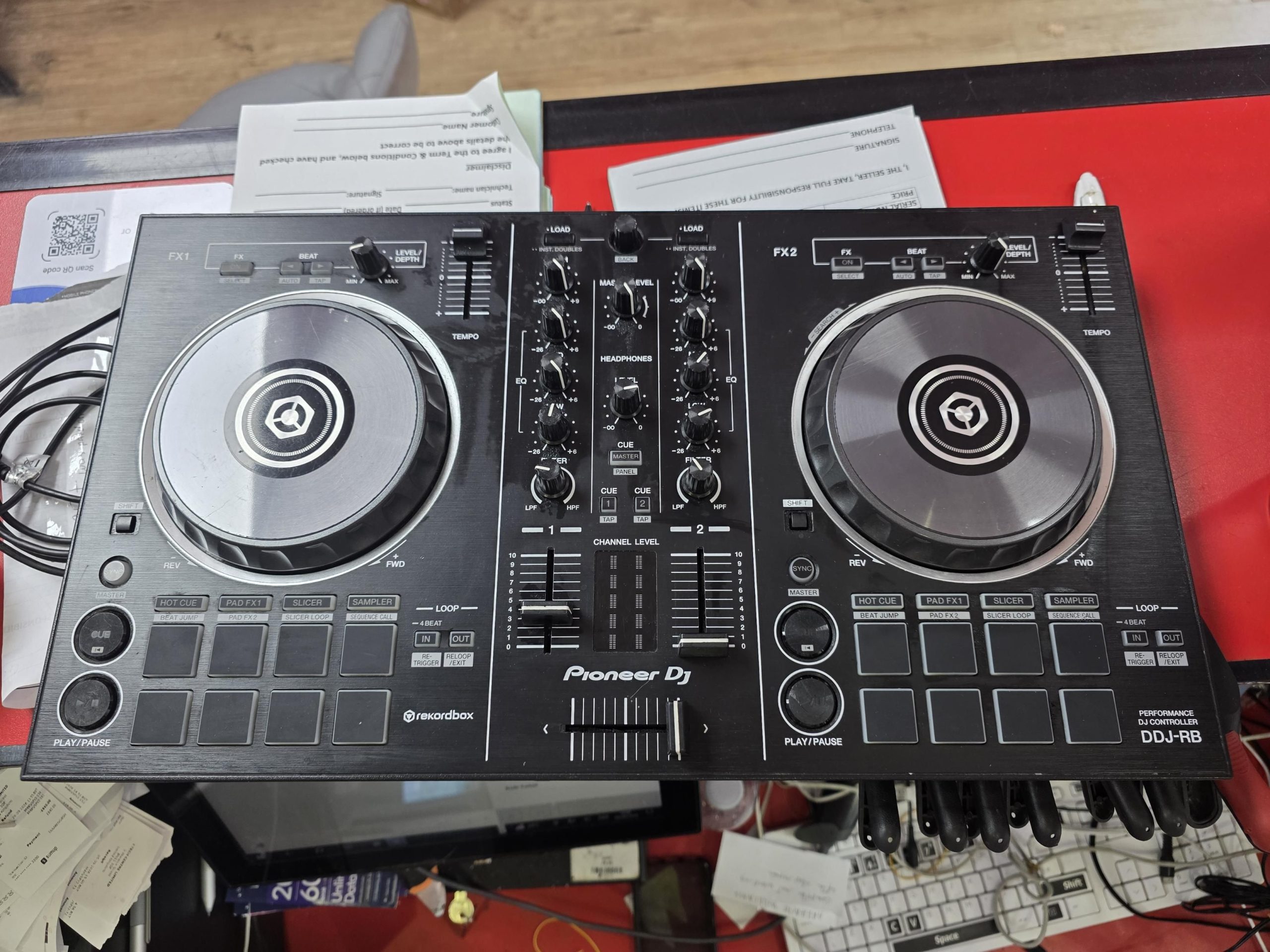 Portable 2-channel controller for rekordbox dj DDJ-RB