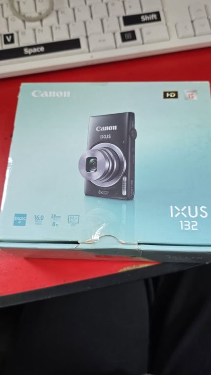Canon IXUS 132 16MP Digital Camera + Charger+ case and box